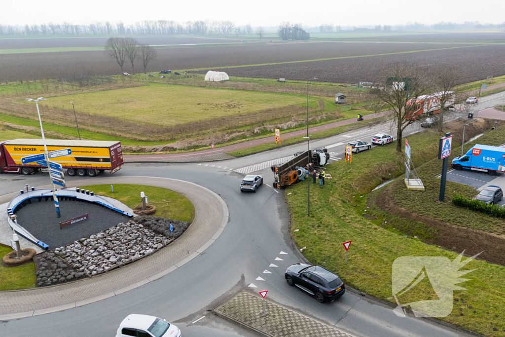 Oude vrachtwagen kantelt