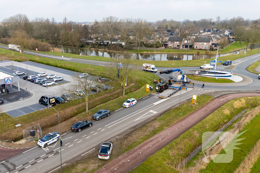 Oude vrachtwagen kantelt