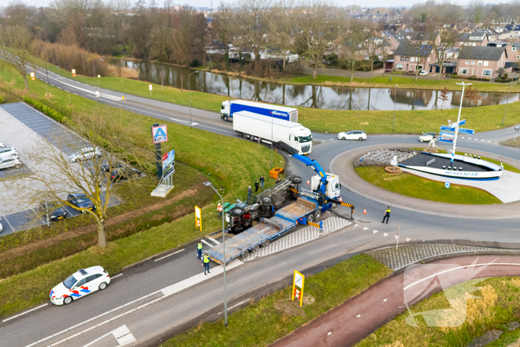 Oude vrachtwagen kantelt