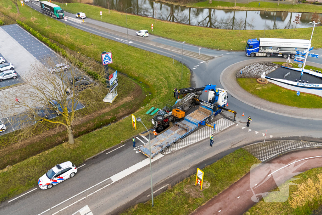 Oude vrachtwagen kantelt