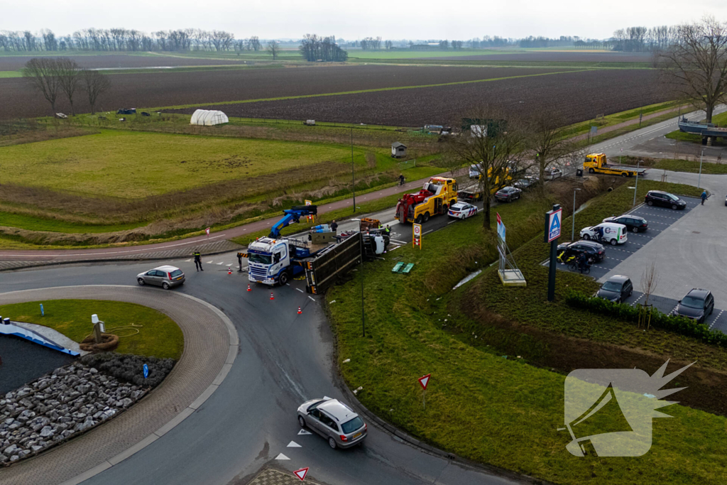 Oude vrachtwagen kantelt