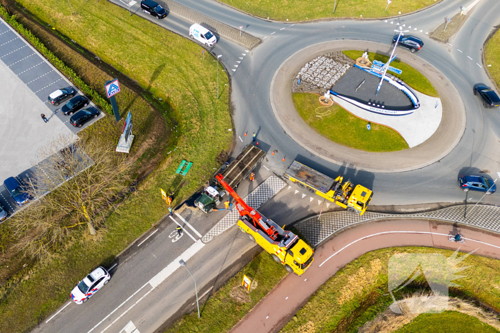 Oude vrachtwagen kantelt