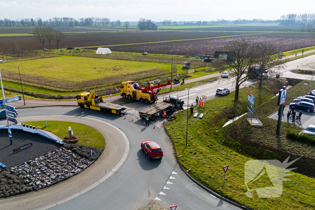 Oude vrachtwagen kantelt