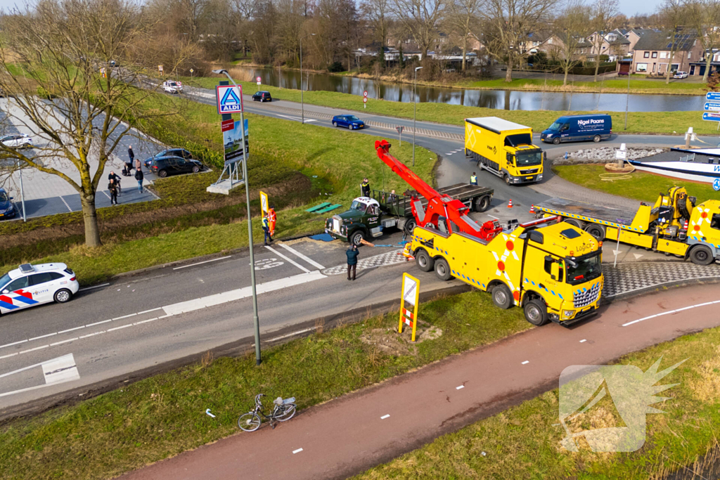 Oude vrachtwagen kantelt