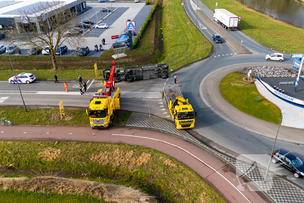 Oude vrachtwagen kantelt