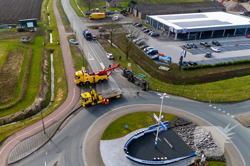 Oude vrachtwagen kantelt