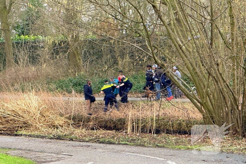 Politie en omstanders halen man uit water