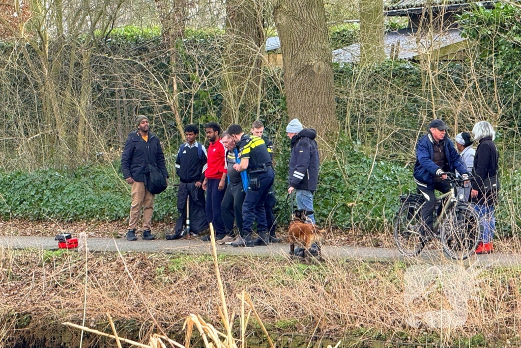 Politie en omstanders halen man uit water