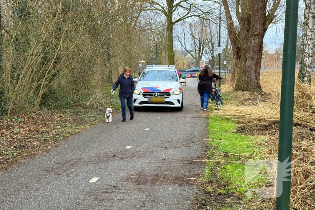 Politie en omstanders halen man uit water