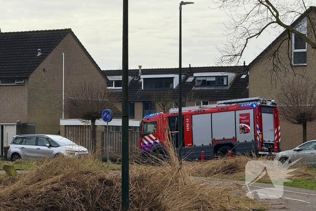 Politie en omstanders halen man uit water