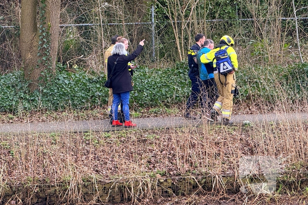 Politie en omstanders halen man uit water