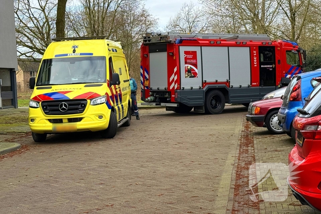 Politie en omstanders halen man uit water
