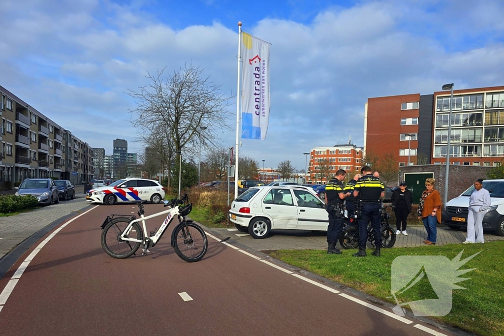 Fatbiker botst op personenauto en komt ten val