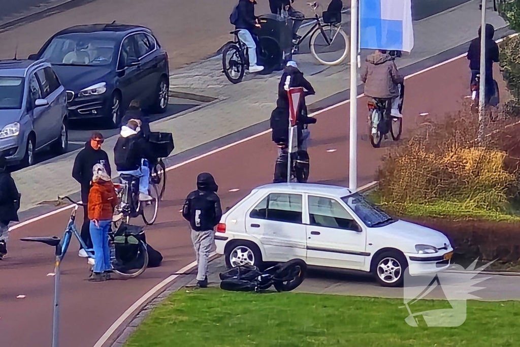 Fatbiker botst op personenauto en komt ten val