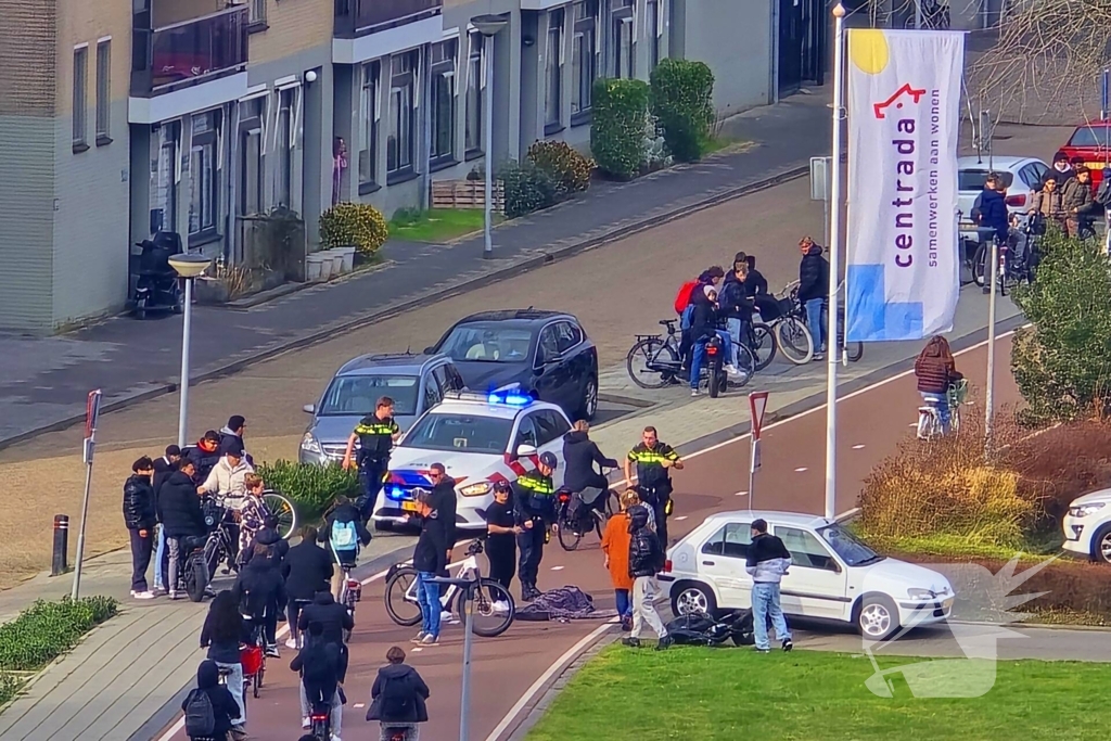 Fatbiker botst op personenauto en komt ten val