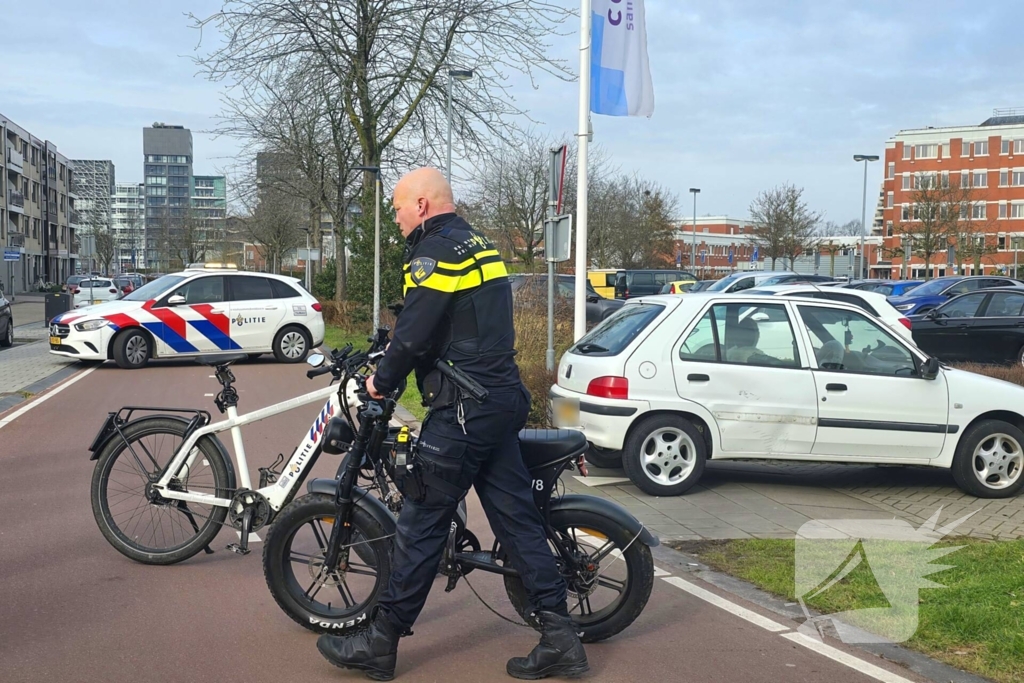 Fatbiker botst op personenauto en komt ten val