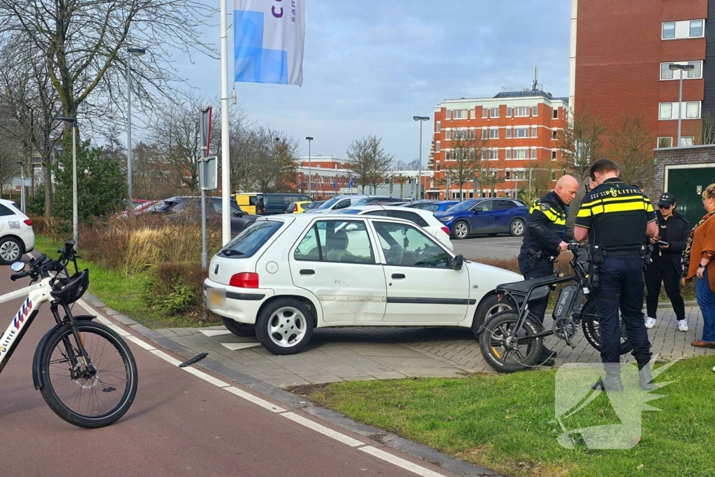 Fatbiker botst op personenauto en komt ten val