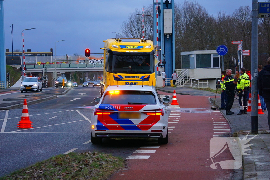 Auto belandt op kop bij aanrijding