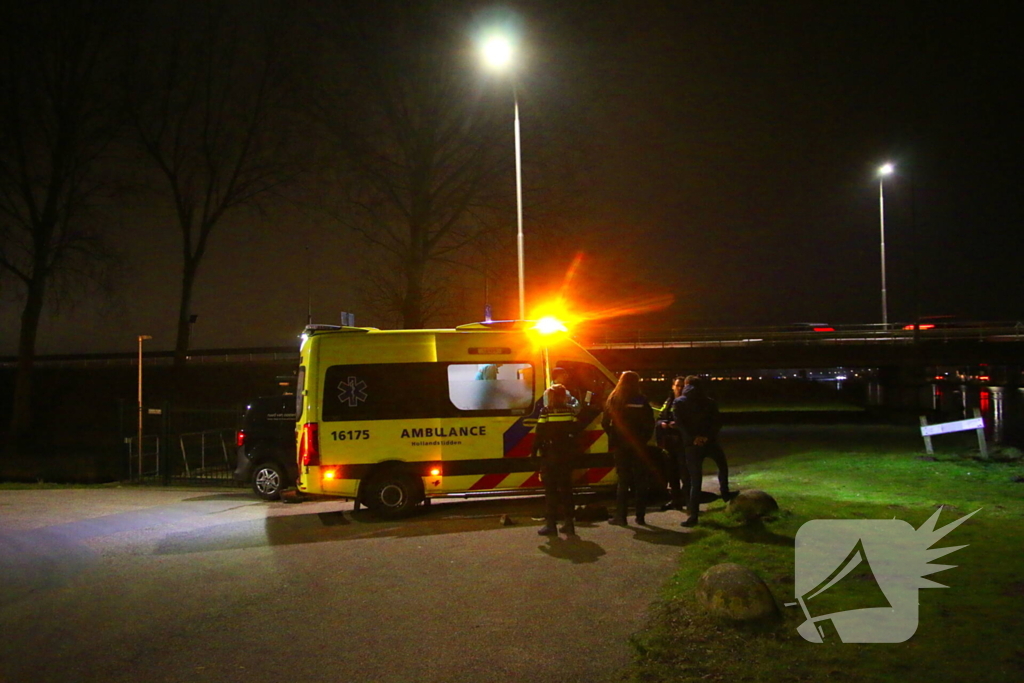 Duikteam brandweer ingezet voor auto in sloot