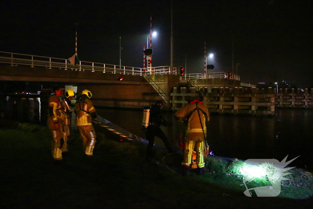 Duikteam brandweer ingezet voor auto in sloot