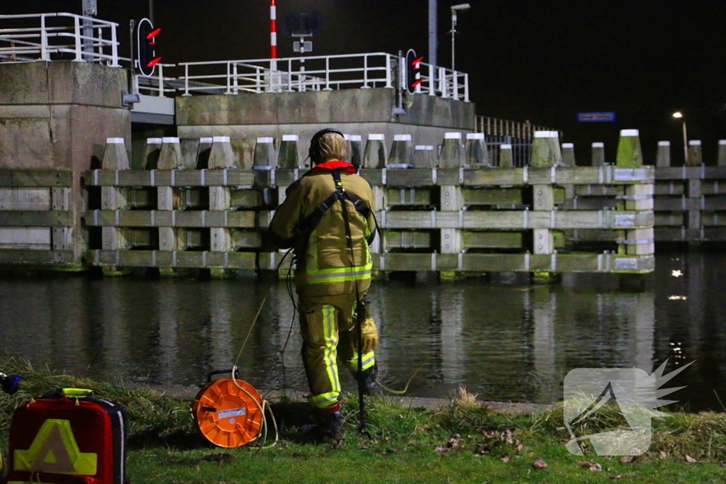 Duikteam brandweer ingezet voor auto in sloot