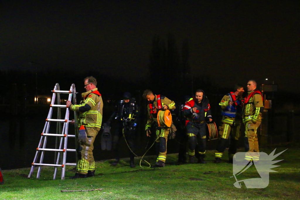 Duikteam brandweer ingezet voor auto in sloot