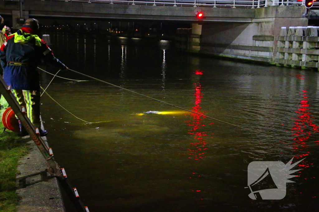 Duikteam brandweer ingezet voor auto in sloot