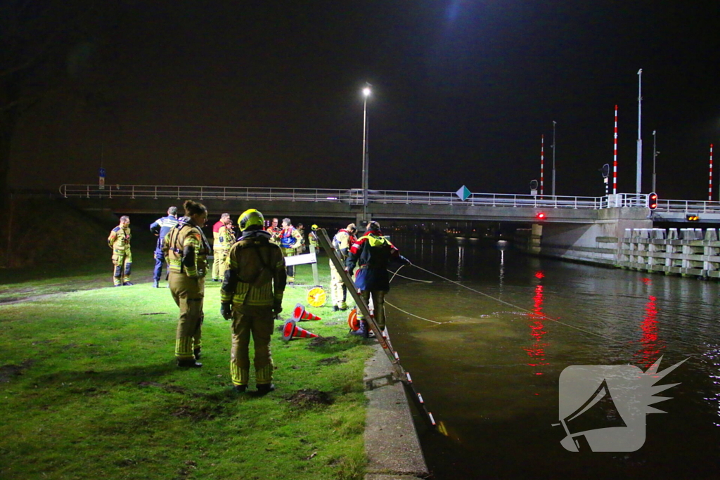 Duikteam brandweer ingezet voor auto in sloot