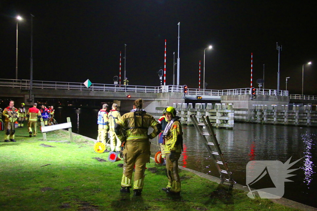Duikteam brandweer ingezet voor auto in sloot