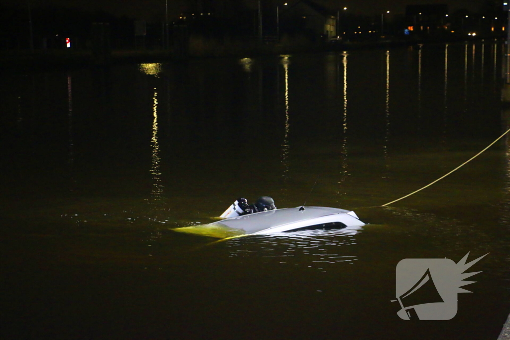 Duikteam brandweer ingezet voor auto in sloot