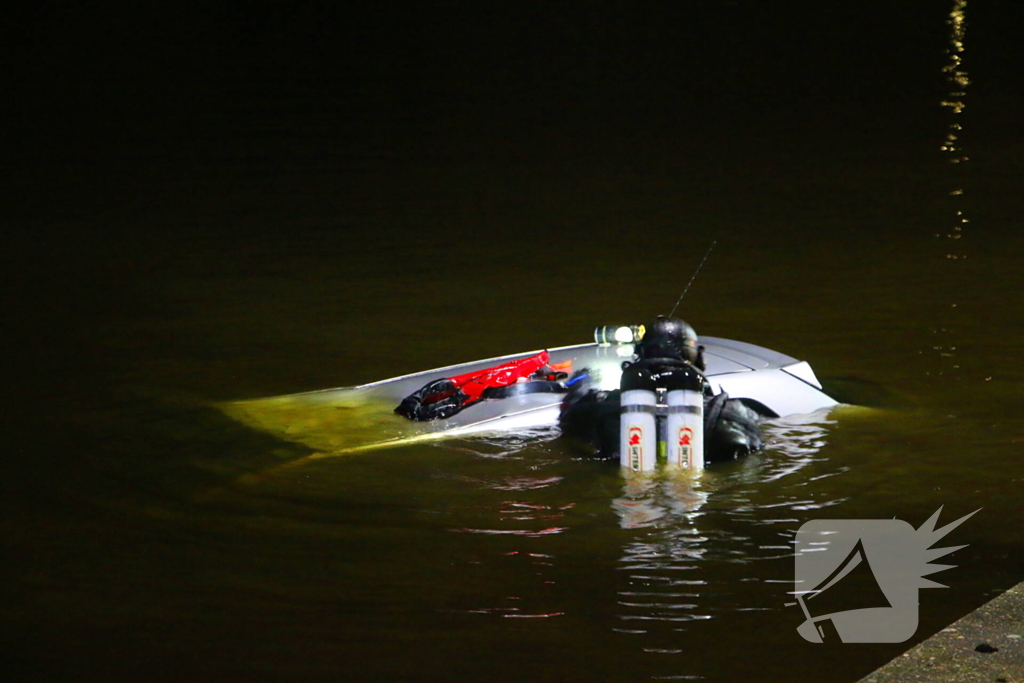 Duikteam brandweer ingezet voor auto in sloot