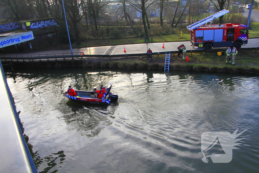 Fiets aangetroffen op spoorbrug, grote zoektocht in water
