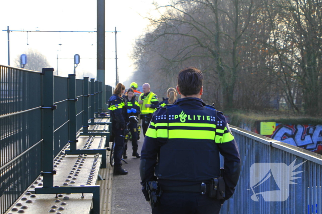 Fiets aangetroffen op spoorbrug, grote zoektocht in water