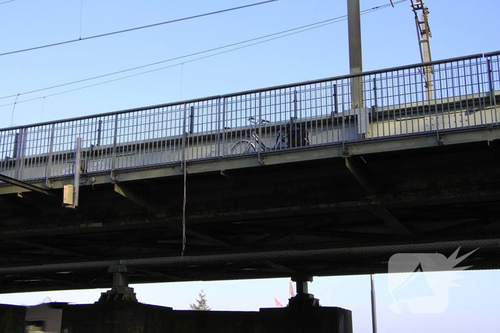 Fiets aangetroffen op spoorbrug, grote zoektocht in water