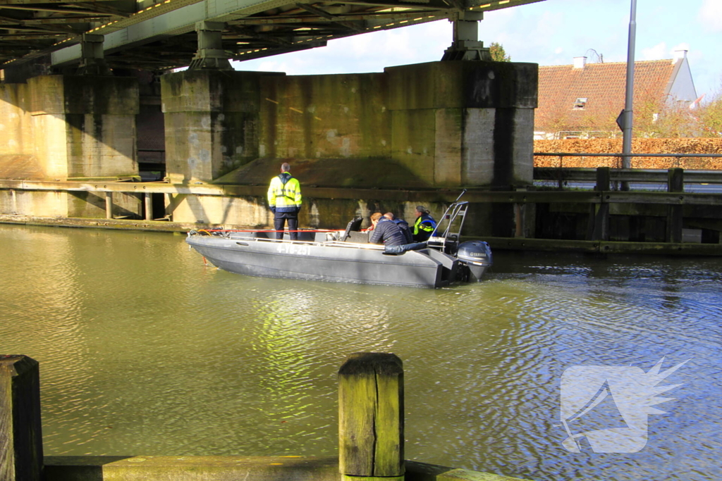 Fiets aangetroffen op spoorbrug, grote zoektocht in water