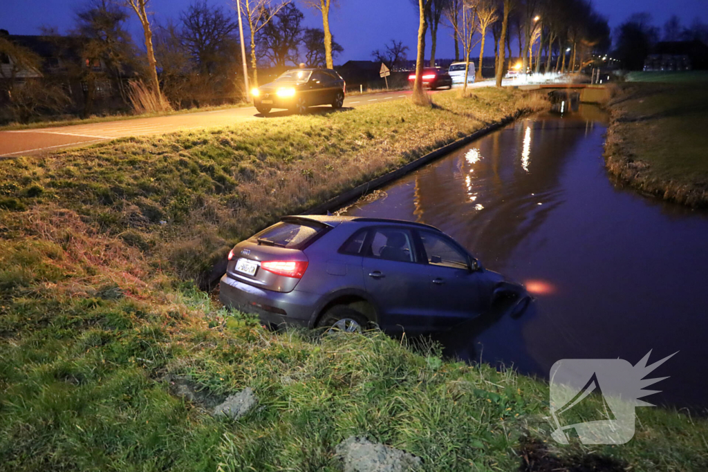 Auto te water na botsing op kruising