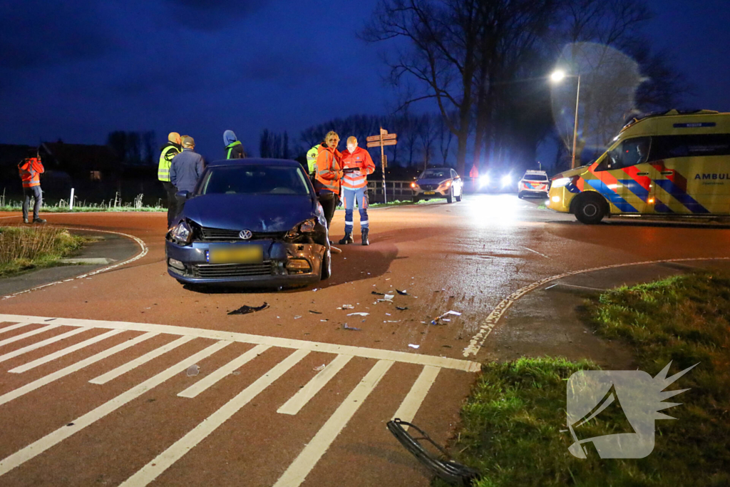 Auto te water na botsing op kruising