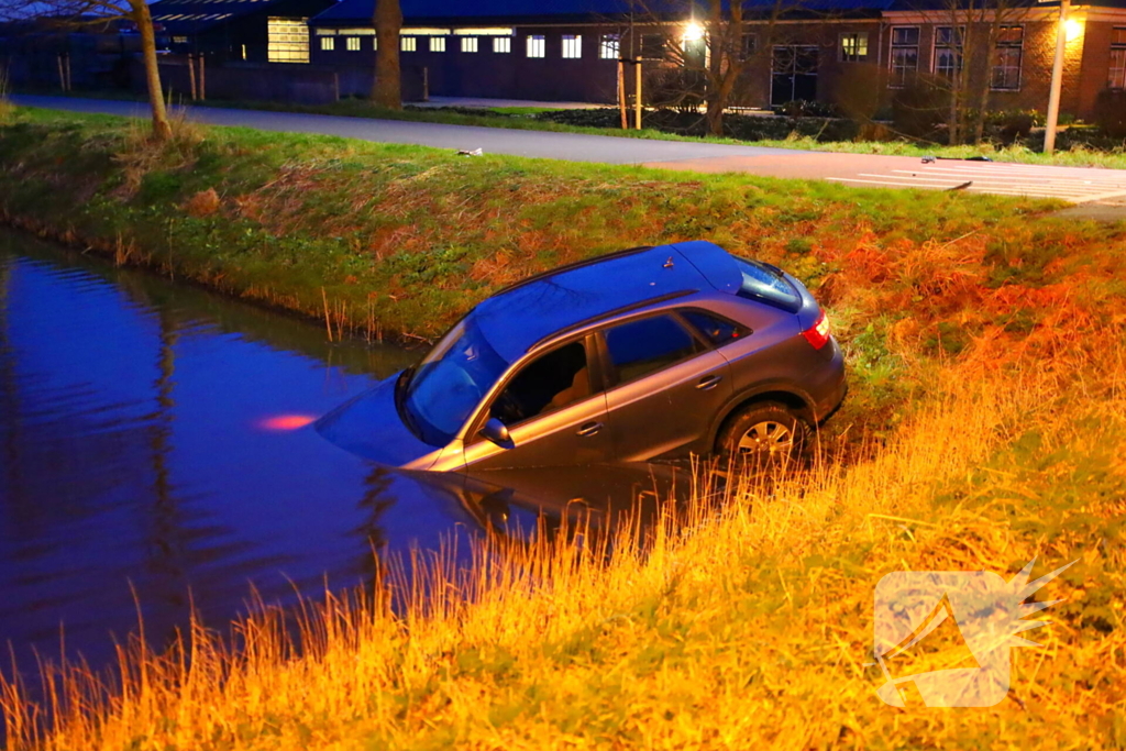 Auto te water na botsing op kruising