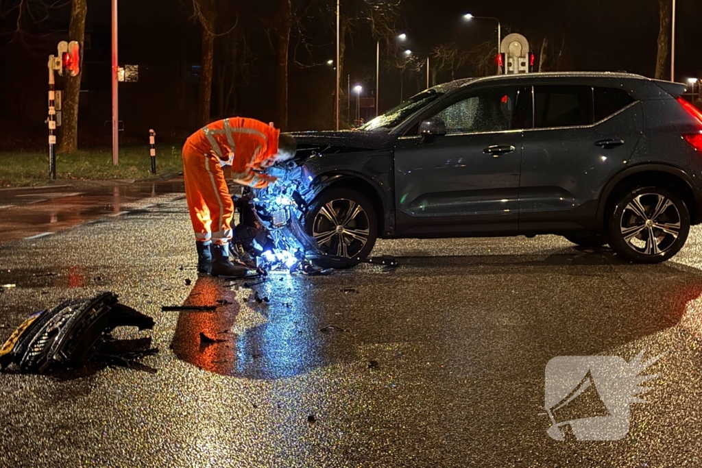 Twee personenauto's botsen op kruising