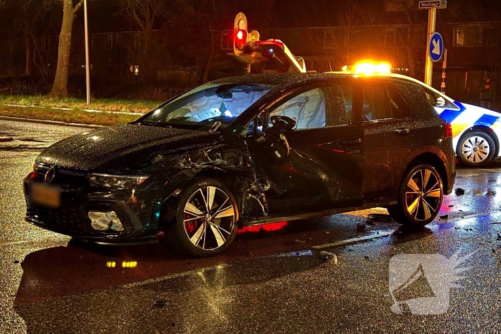 Twee personenauto's botsen op kruising