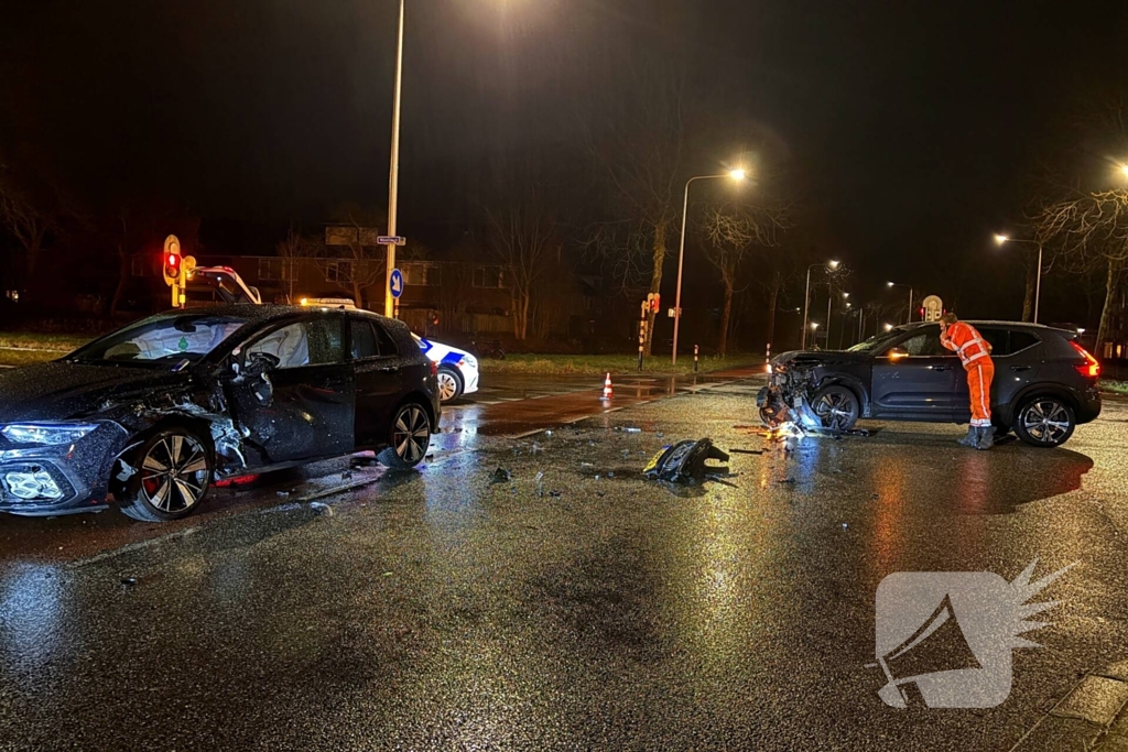 Twee personenauto's botsen op kruising