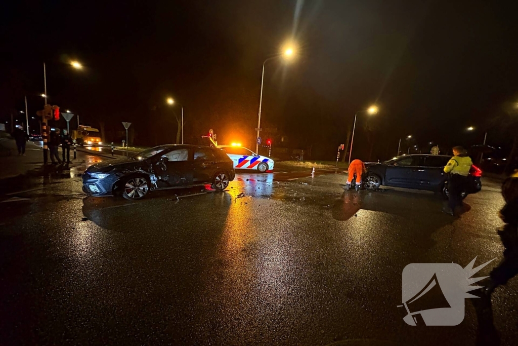 Twee personenauto's botsen op kruising