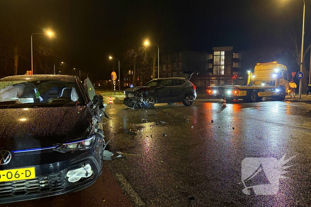 Twee personenauto's botsen op kruising