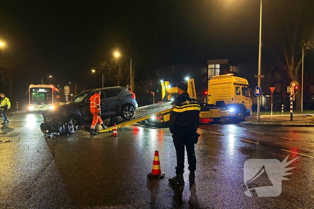 Twee personenauto's botsen op kruising