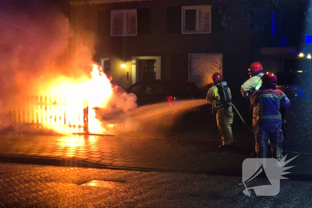 Brandstichting op oprit, auto gaat in vlammen op