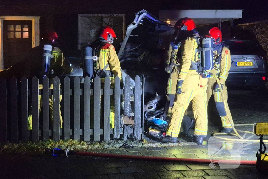 Brandstichting op oprit, auto gaat in vlammen op