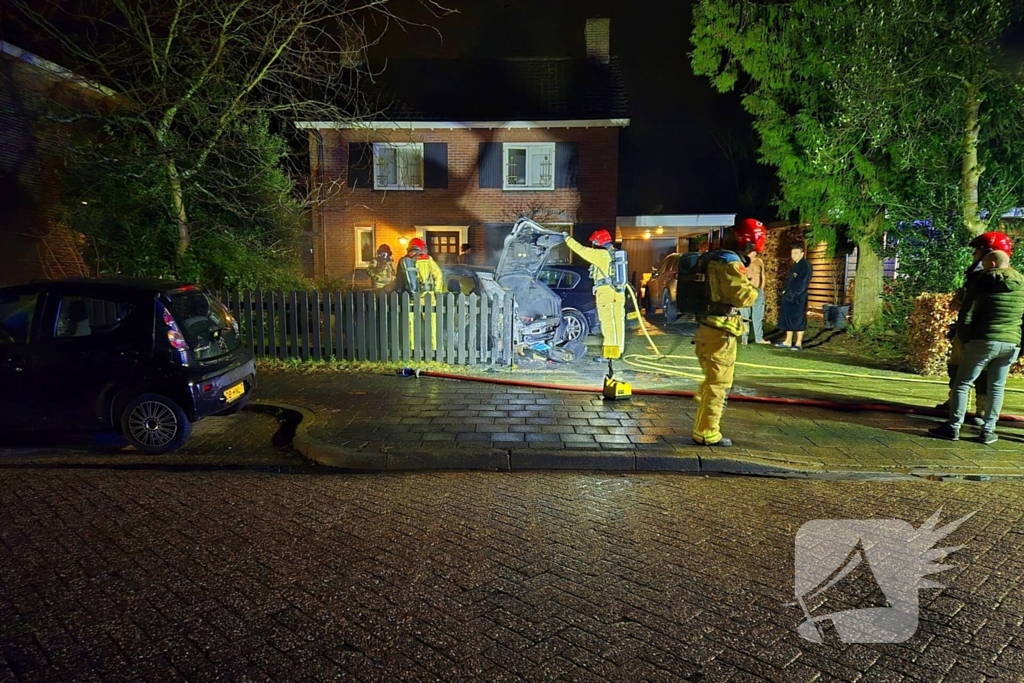 Brandstichting op oprit, auto gaat in vlammen op