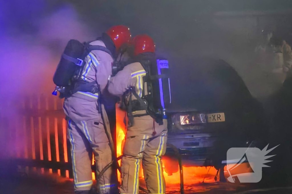 Brandstichting op oprit, auto gaat in vlammen op