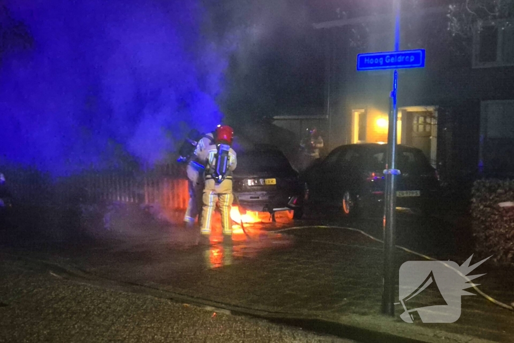 Brandstichting op oprit, auto gaat in vlammen op