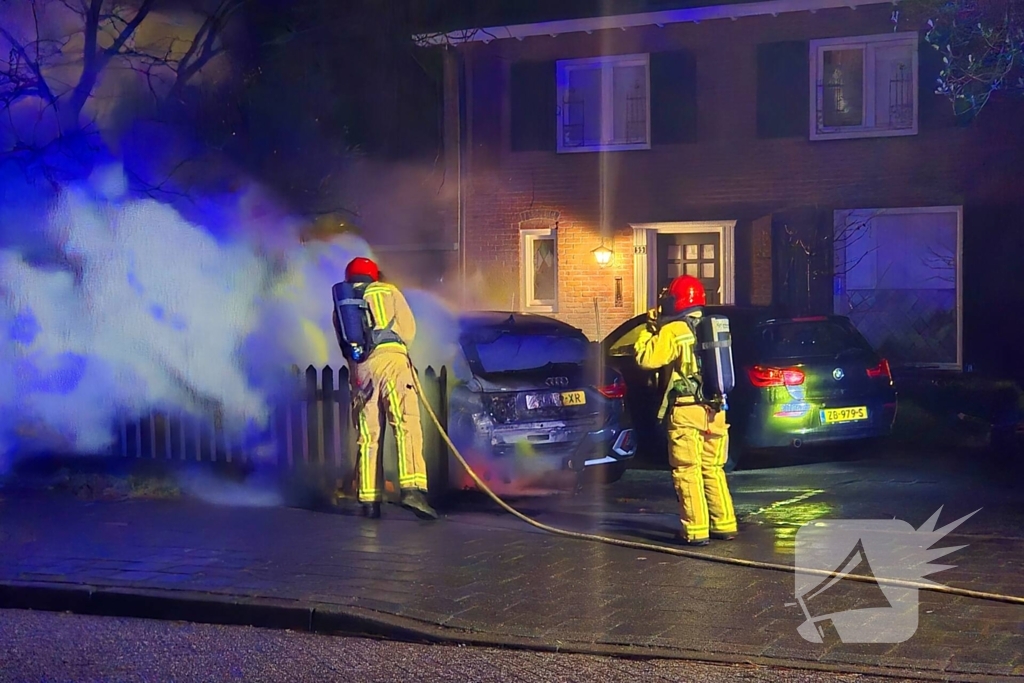 Brandstichting op oprit, auto gaat in vlammen op
